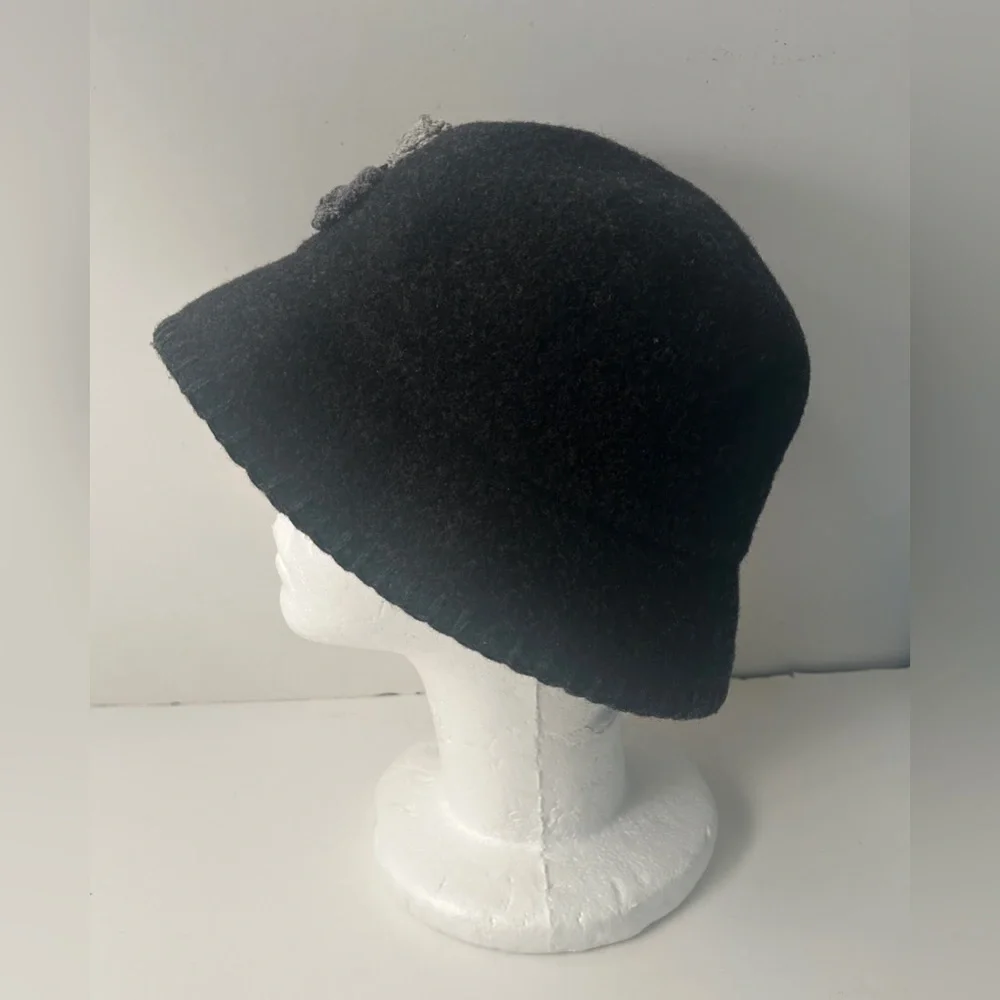 Women’s Black Wool Cloche Bucket Hat With Crochet Flowers
